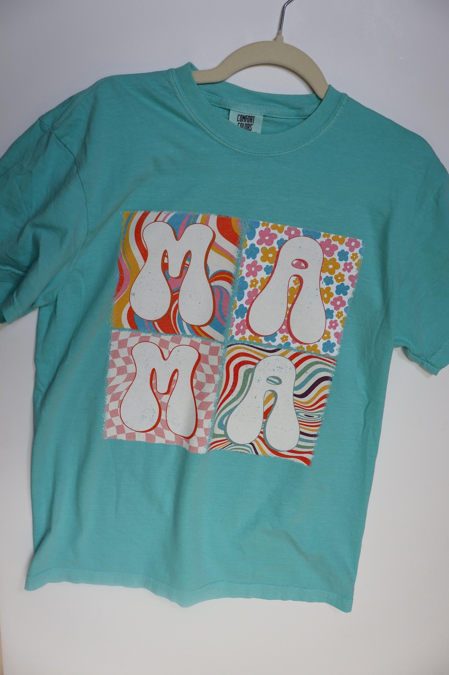 Retro MAMA Comfort Colors Tee | Trendy Mom Shirt | Groovy Graphic Tee | Vintage Aesthetic | Cute Oversized T-Shirt for Moms | Gift for Mama