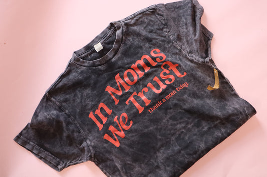 SZ S MOMS WE TRUST TEE