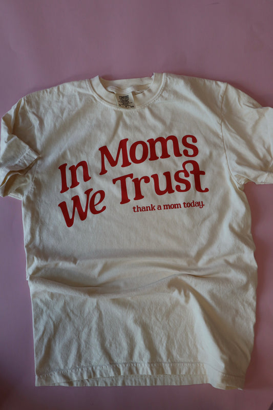 SZ S IN MOMS WE TRUST TEE