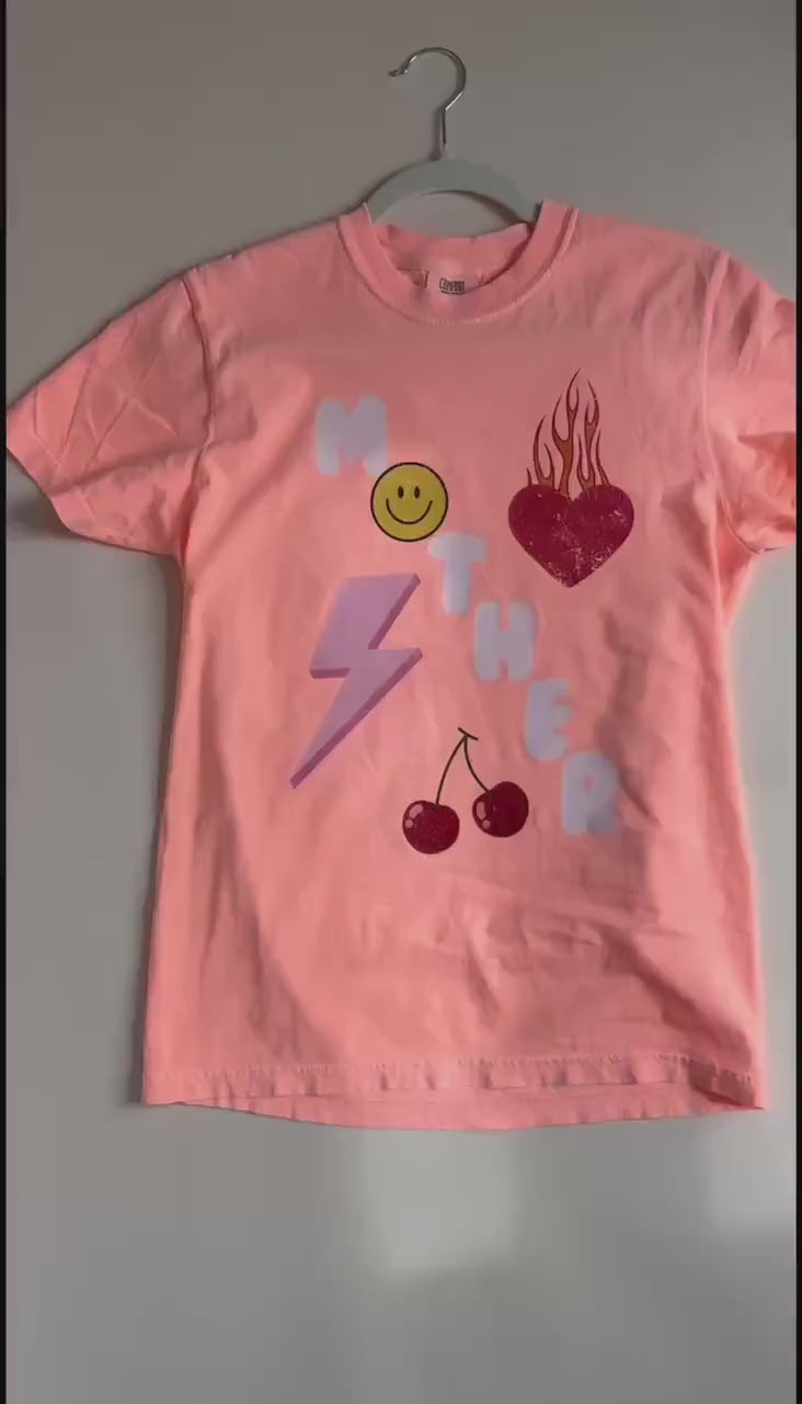 Retro MAMA Comfort Colors Tee | Trendy Mom Shirt | Groovy Graphic Tee | Vintage Aesthetic | Cute Oversized T-Shirt for Moms | Gift for Mama