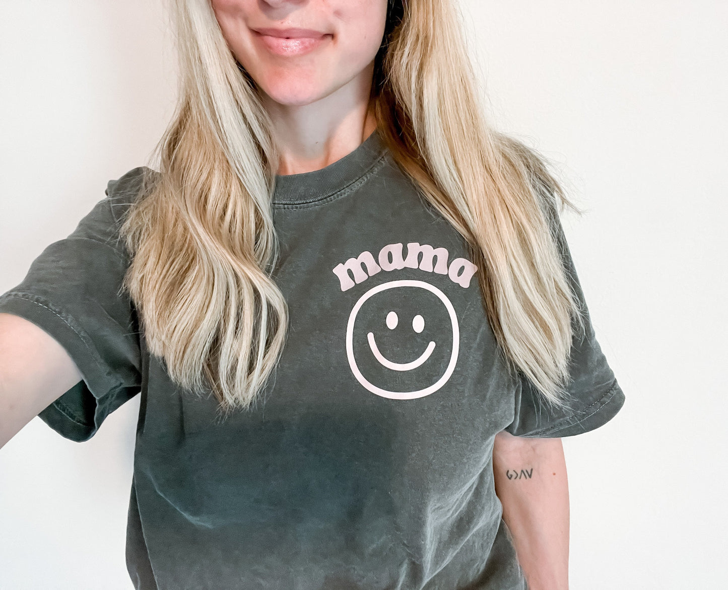 Mama T-Shirt, Retro Mama Sweatshirt, Boho Mama Crewneck, Baby Shower Gift, Gift for Mom, Tie Dye Happy Face Sweatshirt, Mother's Day Gift